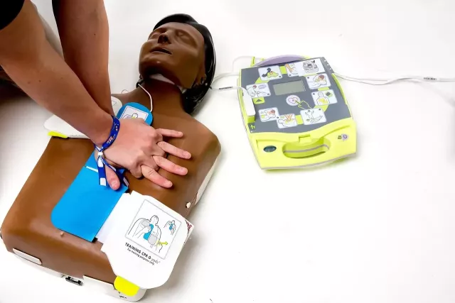 defibrillator-3406702-1280__